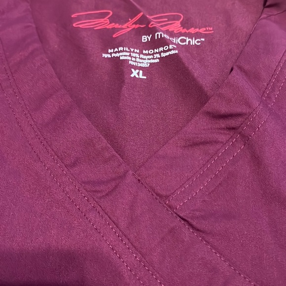 🌟NWT🌟 Marilyn Monroe Medichic Wine Stretch Scrubs Top - Picture 7 of 7